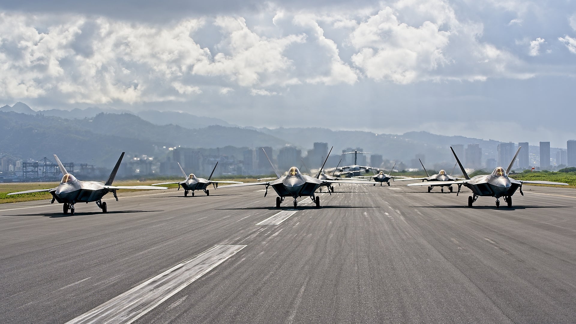 Hawaii Air National Guard F-22s, KC-135, And C-17 Do The “Elephant Walk” In Honolulu