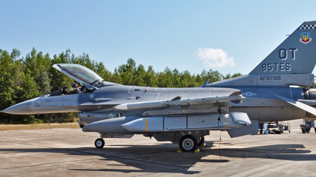 JASSM-ON-TEST-F-16.jpg