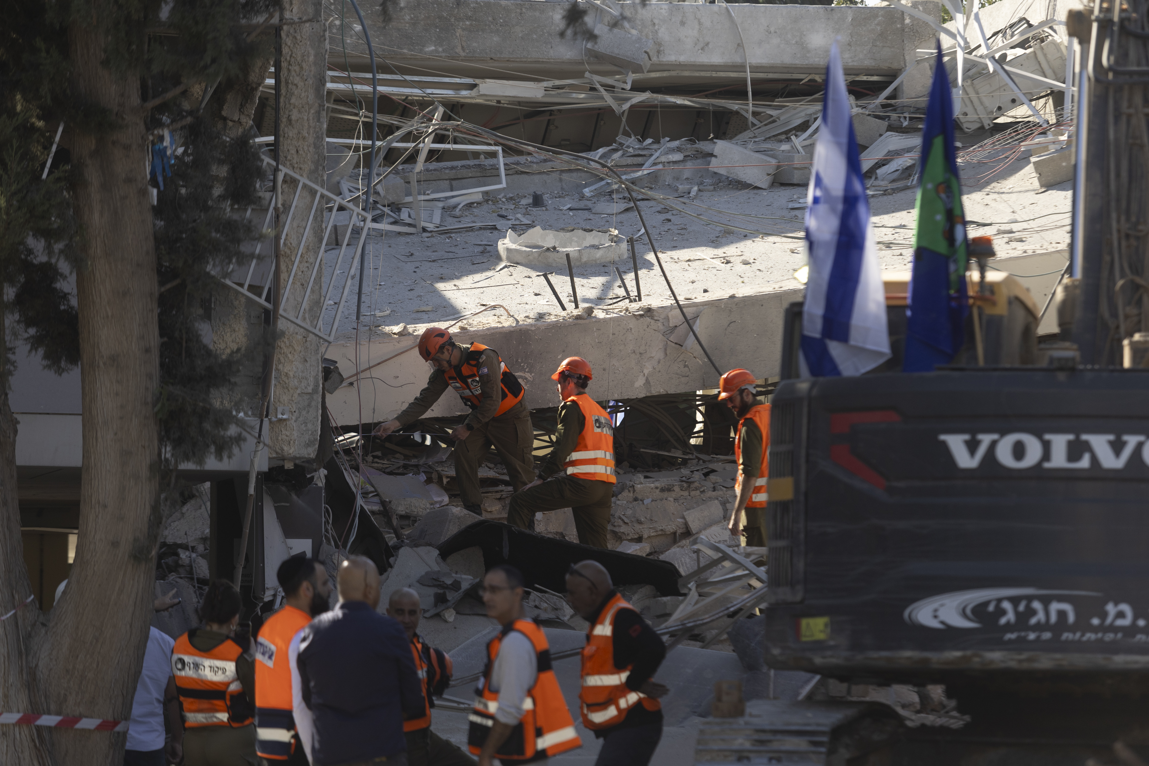 RAMAT GAN, ISRAEL - DECEMBER 19: Emergency responders inspect damage of a school in the city after a rocket strike, allegedly fired from Yemen, on December 19, 2024 in Ramat Gan, Israel. In response, Israel launched attacks on several Houthi military targets in Yemen earlier this morning, including ports, power plants, and oil factories in Sanaa and Hodeidah. (Photo by Amir Levy/Getty Images)
