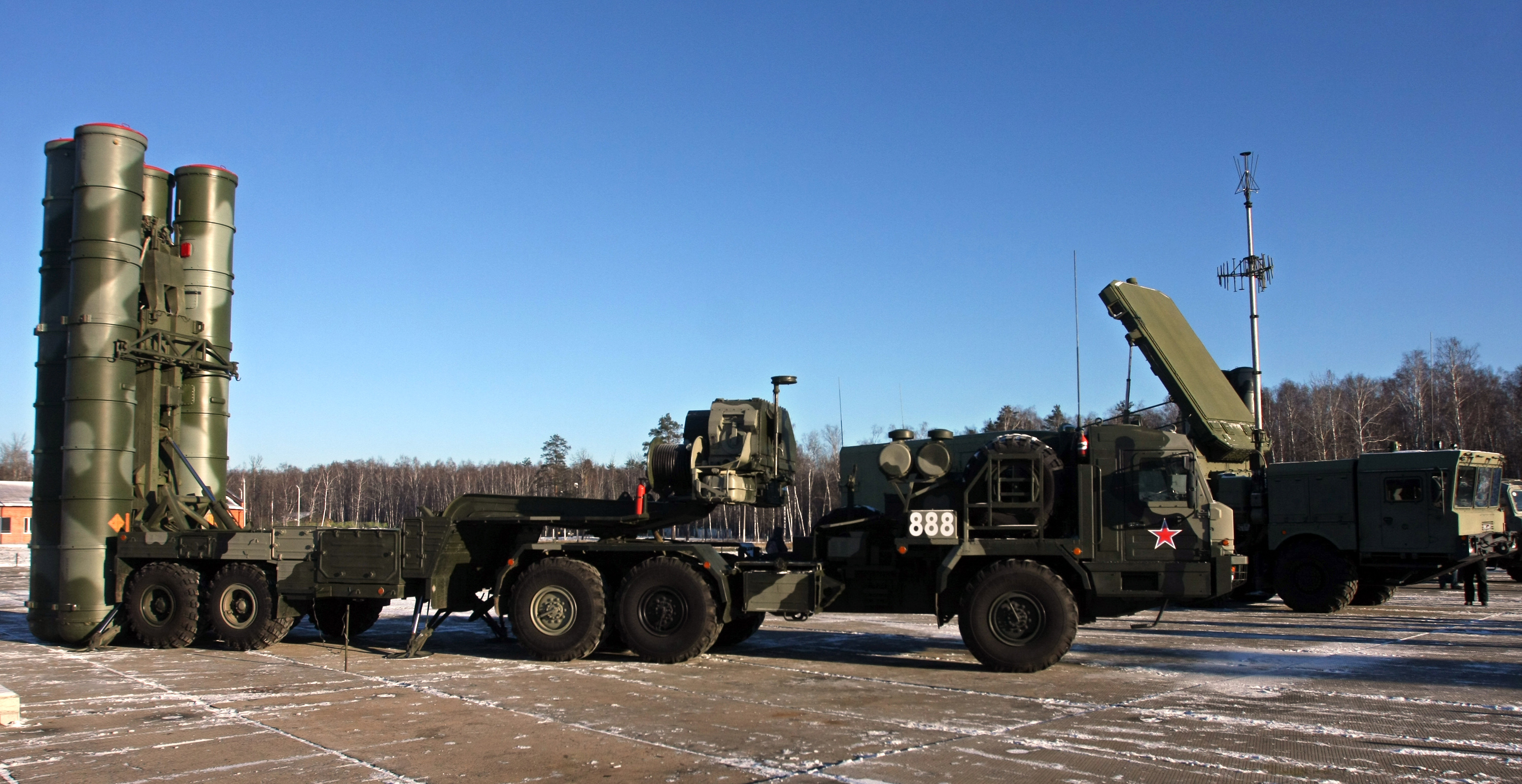 A new generation air defence system S-400 Triumf, also known as a SA-21 Growler, is pictured during exercises at the anti-aircraft defence military unit near Elektrostal, outside of Moscow on December 2, 2010. The S-400 Triumf is a new generation air defence system developed by Russia's Almaz Central Design Bureau as an upgrade of the S-300 family. AFP PHOTO / ANDREY SMIRNOV (Photo credit should read ANDREY SMIRNOV/AFP via Getty Images)