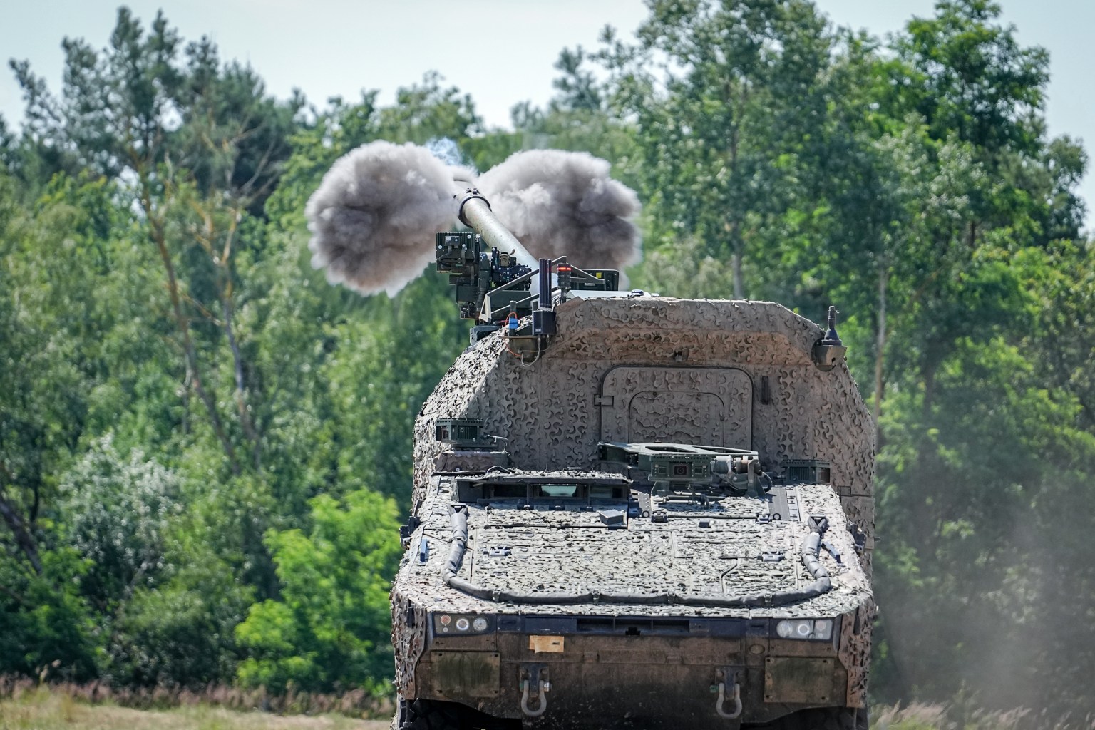 Ukraine Gets First RCH 155 Wheeled Howitzer, Boxer Fighting Vehicles ...