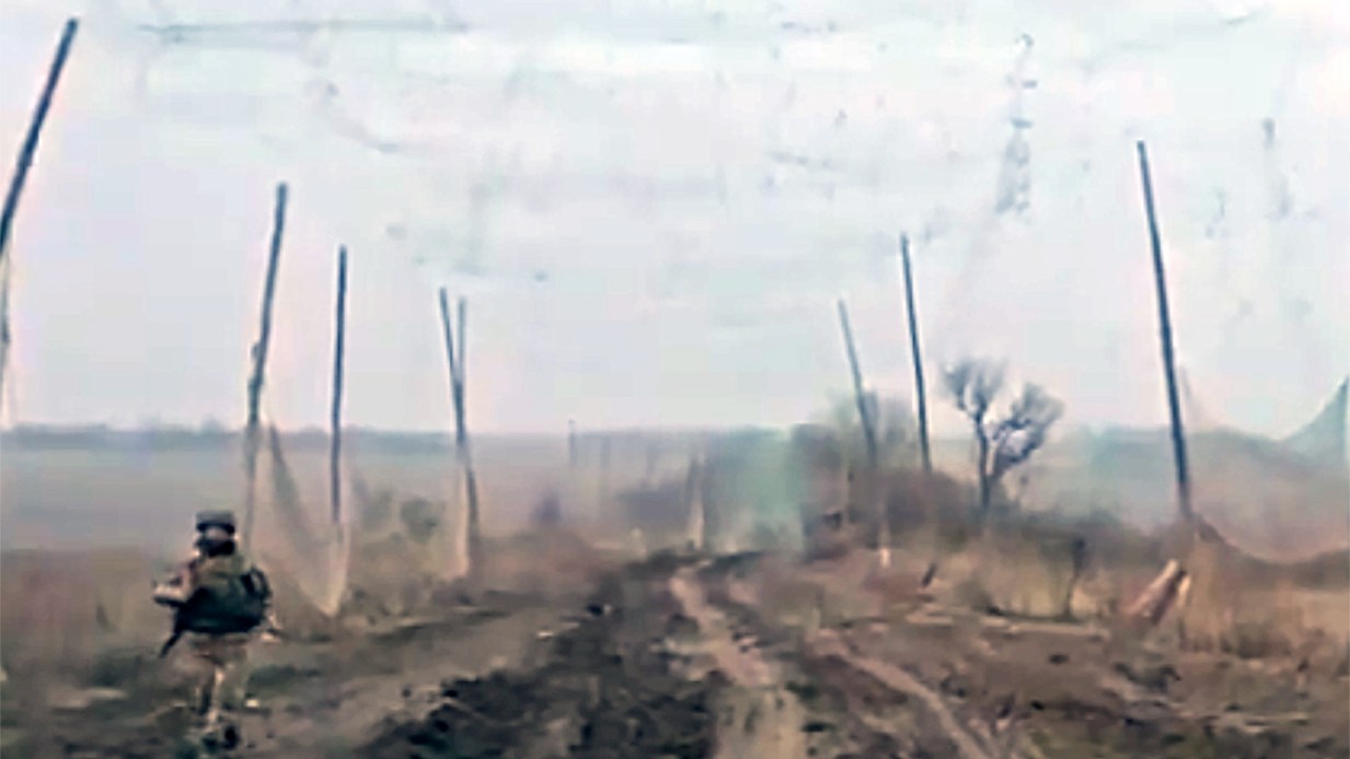 Russians Erect Mesh Net ‘Tunnel’ Over A Mile Long To Counter Ukrainian ...