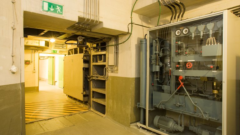 Europe. Germany. Rheinland. Area of Bonn. District of Ahrweiler. Bad Neuenahr. Regierungsbunker. Secret Bunker Buit By The Government of Bonn As An Emergency Site of the Constitutional Bodies of the Federal Republic of Germany. Control of A Huge Armored Door Europa. Germany. Rhineland. Bonn Area. Ahrweiler District. Bad Neuenahr. Regierungsbunker. Secret Anti-atomic Bunker Built By The Bonn Government As An Emergency Location For The Constitutional Bodies of the German Federal Republic. Controls of A Huge Armored Door. (Photo by: Giulio Andreini/UCG/Universal Images Group via Getty Images)