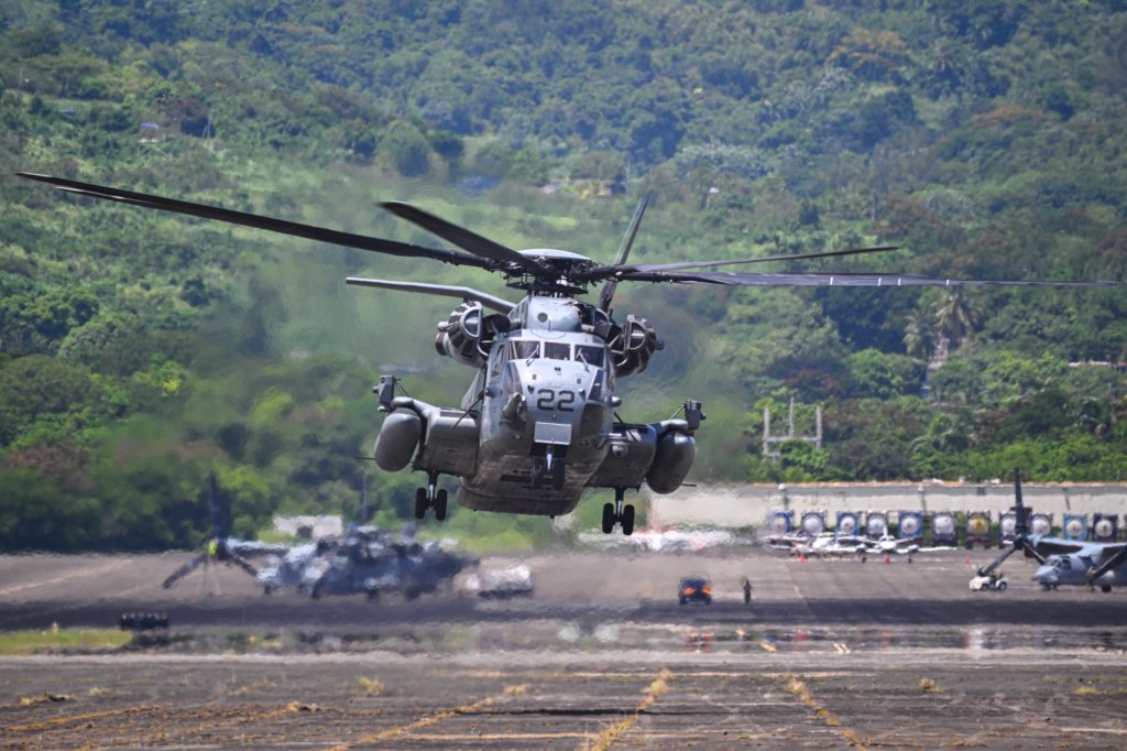 CEIBA, PUERTO RICO - SEPTEMBER 12: A US Marine Sikorsky CH-53K King Stallion helicopter flies at José Aponte de la Torre Airport, formerly Roosevelt Roads Naval Station, on September 12, 2025, in Ceiba, Puerto Rico. The Trump administration recently carried out a drone strike in the southern Caribbean against a boat that had left Venezuela and was suspected of transporting drugs. Eleven people died in the attack. The president claimed that the vessel was operated by the Venezuelan gang Tren de Aragua. (Photo by Miguel J. Rodríguez Carrillo/Getty Images)