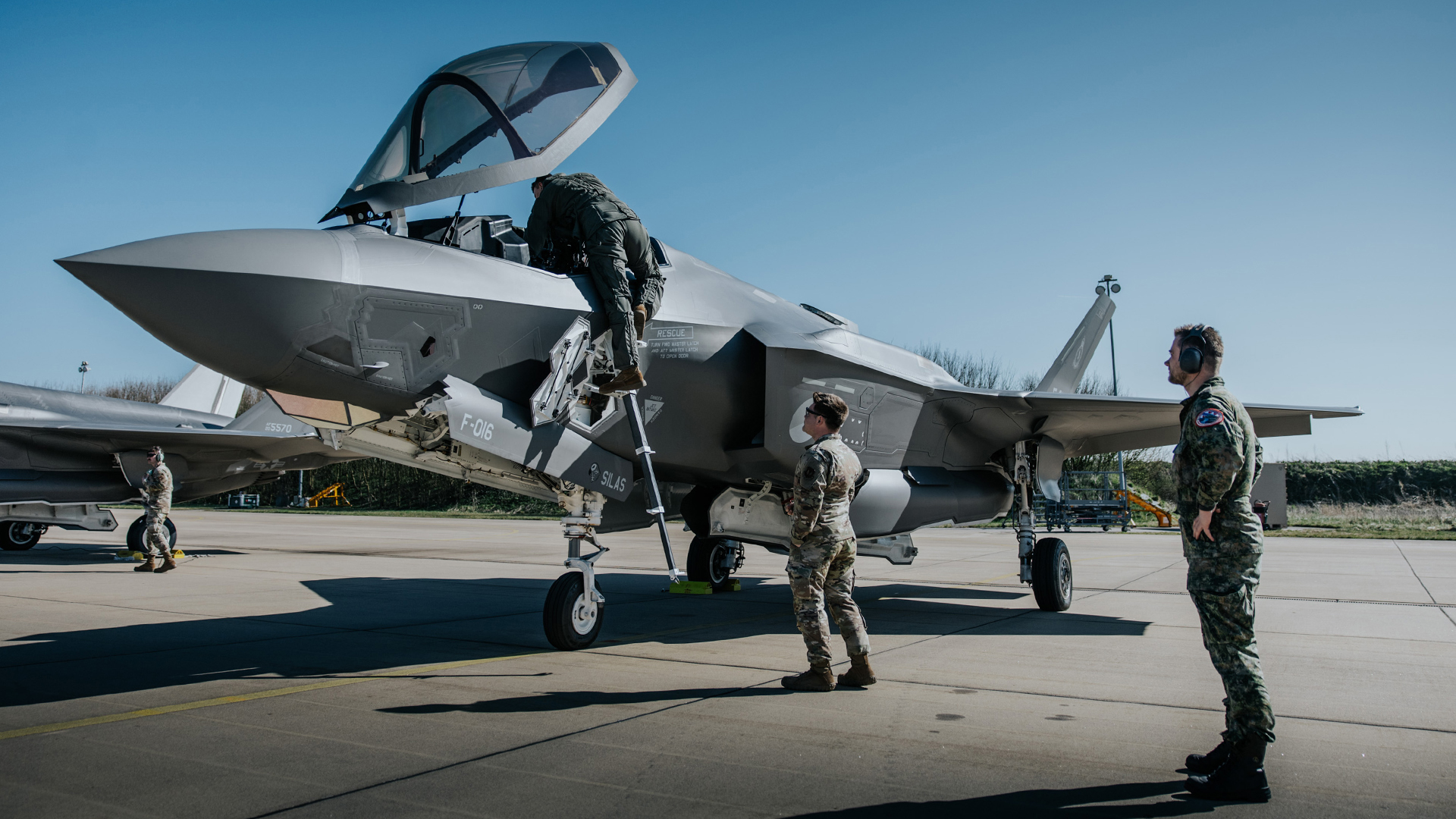 Anderson, 495th Fighter Generation Squadron assistant dedicated crew chief, ensures a Royal Netherlands Air Force pilot embarks his F-35 Lightning II during a F-35 cross-servicing event at NATO Allied Air Command’s Ramstein Flag 2025 exercise April 4, 2025. Successful cross-servicing at RAFL25 is an example of the importance of integrated logistics and maintenance training that enhances U.S. warfighting readiness by strengthening United States Air Forces in Europe – Air Forces Africa’s ability to deploy, sustain, and project fifth-generation capabilities across the European theater. (Royal Netherlands photo by Sgt. Maj. Jan Dijkstra)