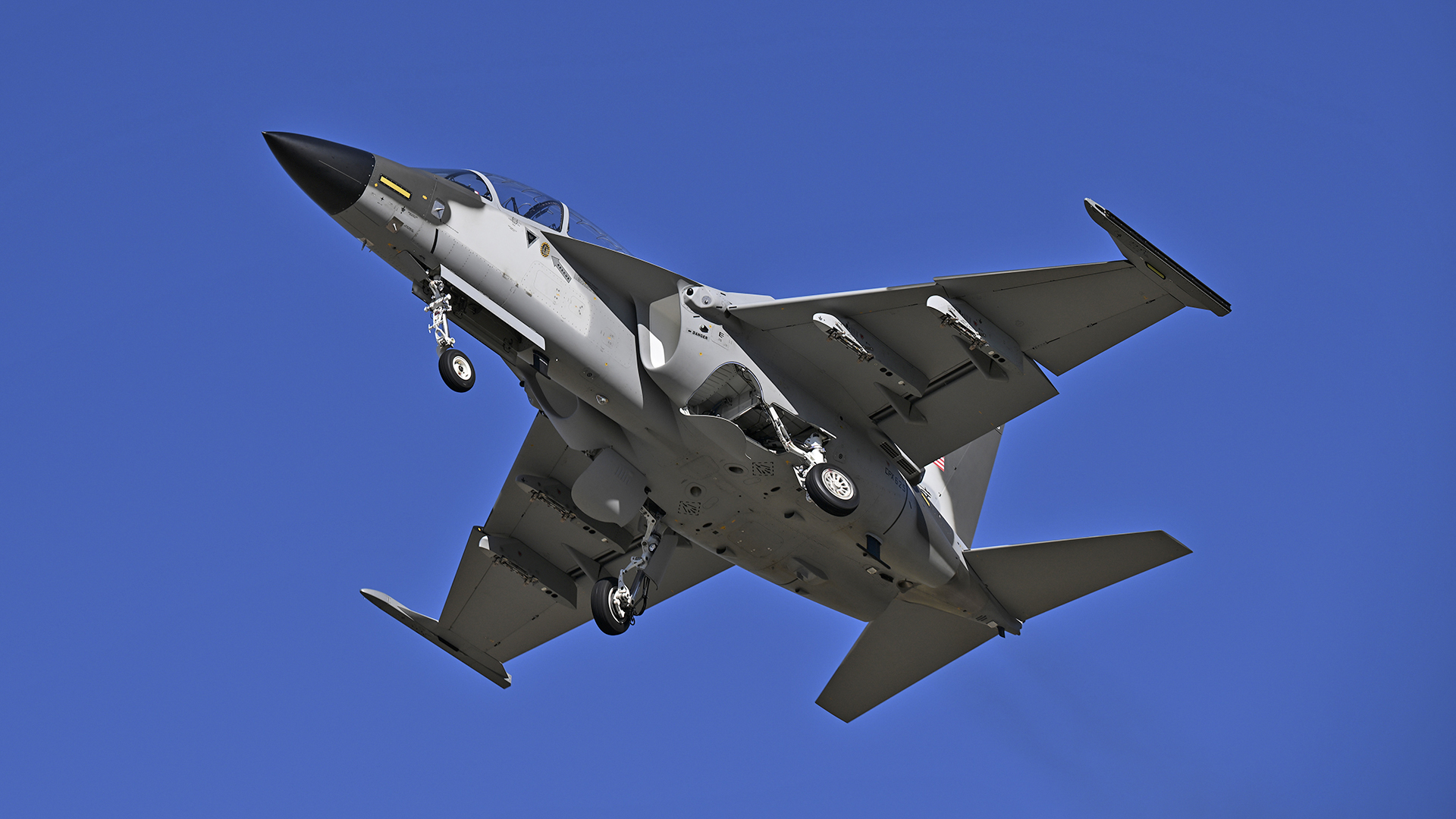 Aviation Journalist Jamie Hunter flies in Beechcraft M-346N, CPX625, from Beech Factory Airport, Wichita, Kansas, on Oct. 16, 2025. Hunter had the opportunity to fly in the back seat of the aircraft to report on its attributes and capabilities for 'The War Zone' website. Leonardo Test Pilot Emiliano Battastelli, flew the jet. The M-346N in the U.S. as Textron Aviation Defense conducts a nationwide tour to showcase the aircraft to defense leadership. The M-346N is the proposed replacement for the T-45 Goshawk jet trainer for the U.S. Navy's Undergraduate Jet Training System and a product prepared for competition by Beechcraft in collaboration with Leonardo of Italy. (Textron Aviation Defense photo by Greg L. Davis)