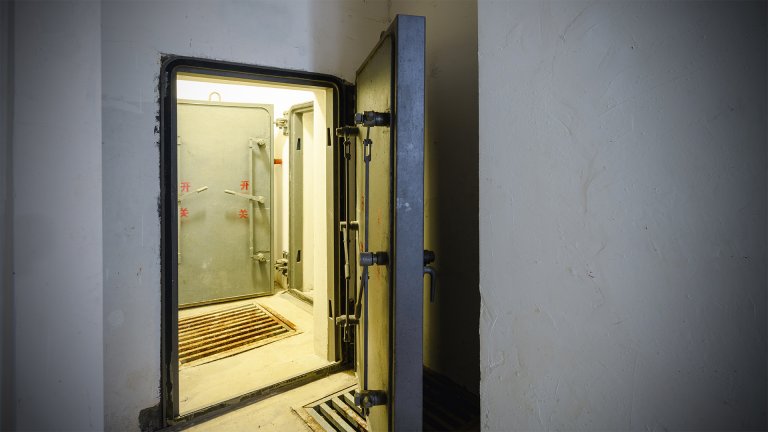 The strong iron gate of the underground warehouse can be used as an air-raid shelter during the war.