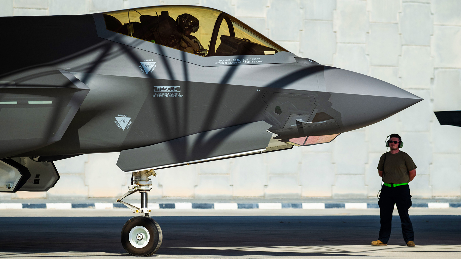 Un F-35 Lightning II de la Fuerza Aérea Italiana llega a una ubicación no revelada dentro del área de responsabilidad del Comando Central de los Estados Unidos, el 30 de junio de 2024. El F-35A es un caza polivalente ágil, versátil, de alto rendimiento y capaz de alcanzar 9 g, que combina sigilo, fusión de sensores y una conciencia situacional sin precedentes. La ITAF hizo escala en el CENTCOM como parte de la Operación Indo-Pacific Jump (IPJ) 2024.