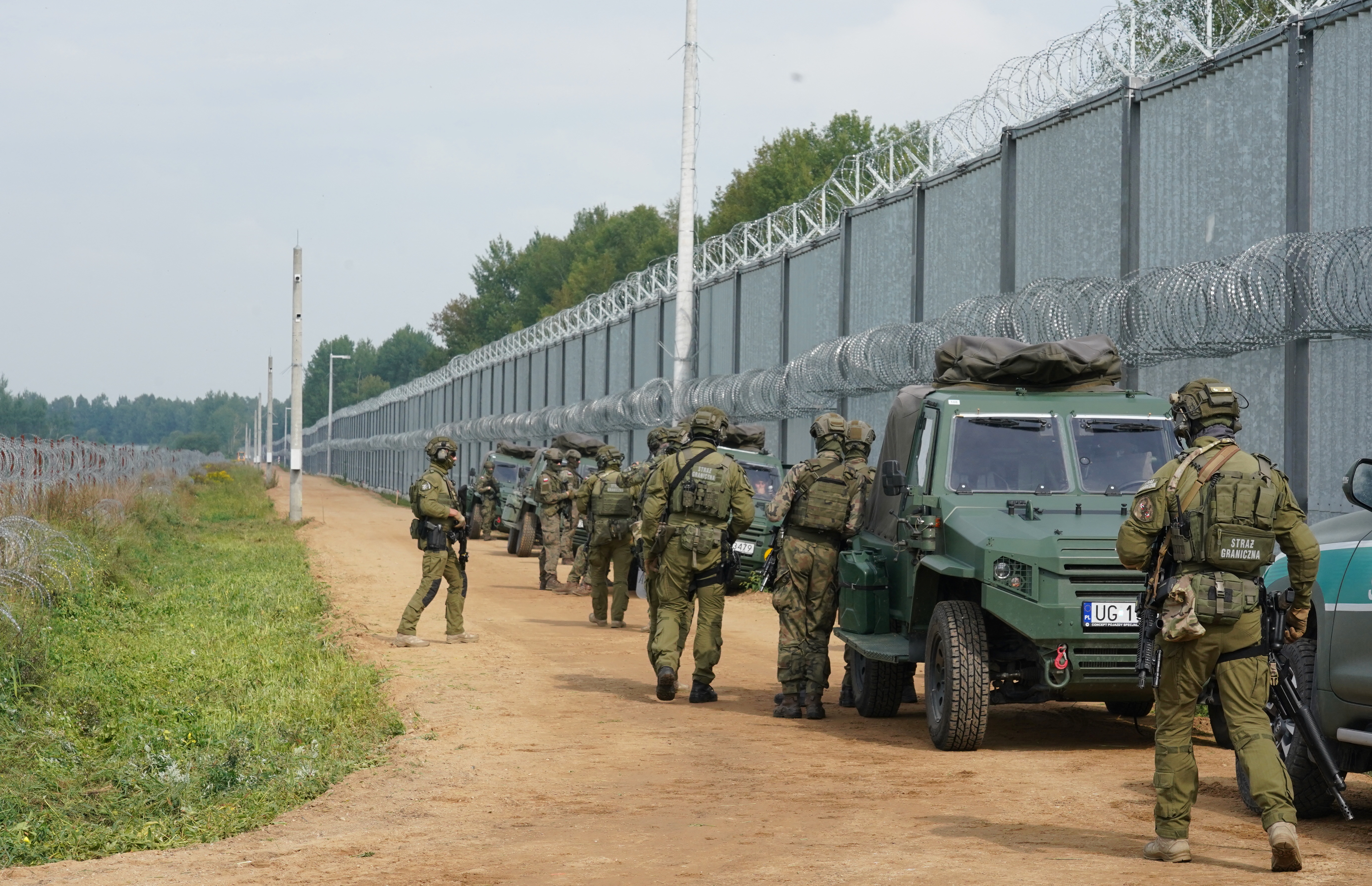 Polish border guards secure the area before Polish Prime Minister Donald Tusk and President of European Commission Ursula von der Leyen visit the fence at the Poland/Belarus border on August 25, 2025 in Krynki, eastern Poland. (Photo by JANEK SKARZYNSKI / AFP) (Photo by JANEK SKARZYNSKI/AFP via Getty Images)