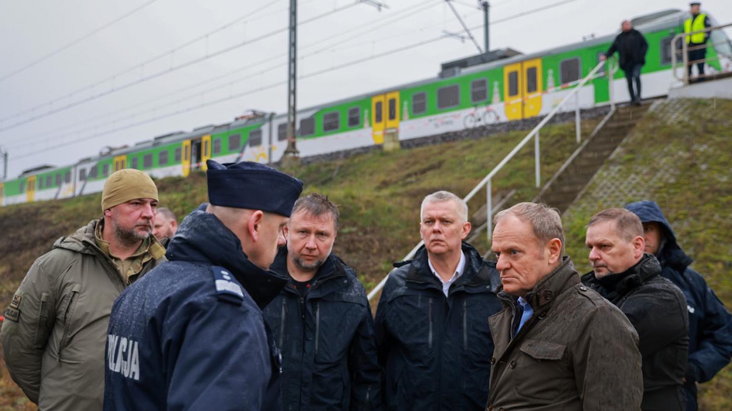 VARSOVIA, POLONIA - 17 DE NOVIEMBRE: (----SOLO PARA USO EDITORIAL - CRÉDITO OBLIGATORIO - CANCILLERÍA DEL PRIMER MINISTRO DE POLONIA (KPRM) /CUENTA X/ HANDOUT' - PROHIBIDO SU USO EN MARKETING O CAMPAÑAS PUBLICITARIAS - DISTRIBUIDO COMO SERVICIO A CLIENTES----) El primer ministro polaco, Donald Tusk, y el ministro del Interior, Marcin Kierwinski, inspeccionaron las vías férreas dañadas en la ruta Varsovia-Lublin, en Polonia, el 17 de noviembre de 2025. Los daños causados durante la noche en la línea ferroviaria interurbana Varsovia-Lublin, cerca del pueblo de Mika, fueron un acto de sabotaje, según publicó el lunes el primer ministro polaco, Donald Tusk, en la red social estadounidense X.