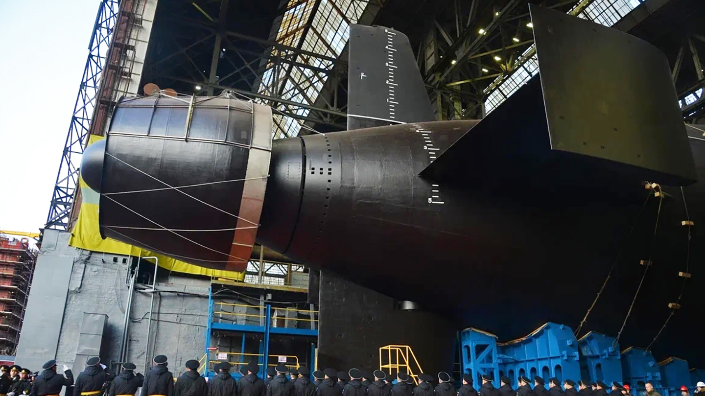 Rusia ha botado el primero de su nuevo submarino nuclear del Proyecto 08951, llamado Khabarovsk, que se prevé que esté armado con el torpedo Poseidon, de propulsión nuclear y punta nuclear, de ultralarga autonomía. Por el momento, los detalles del nuevo submarino son escasos, pero su finalización, aunque con un largo retraso, refleja la continua prioridad que Moscú otorga a los sistemas de armas estratégicas, incluyendo los novedosos sin comparación directa.