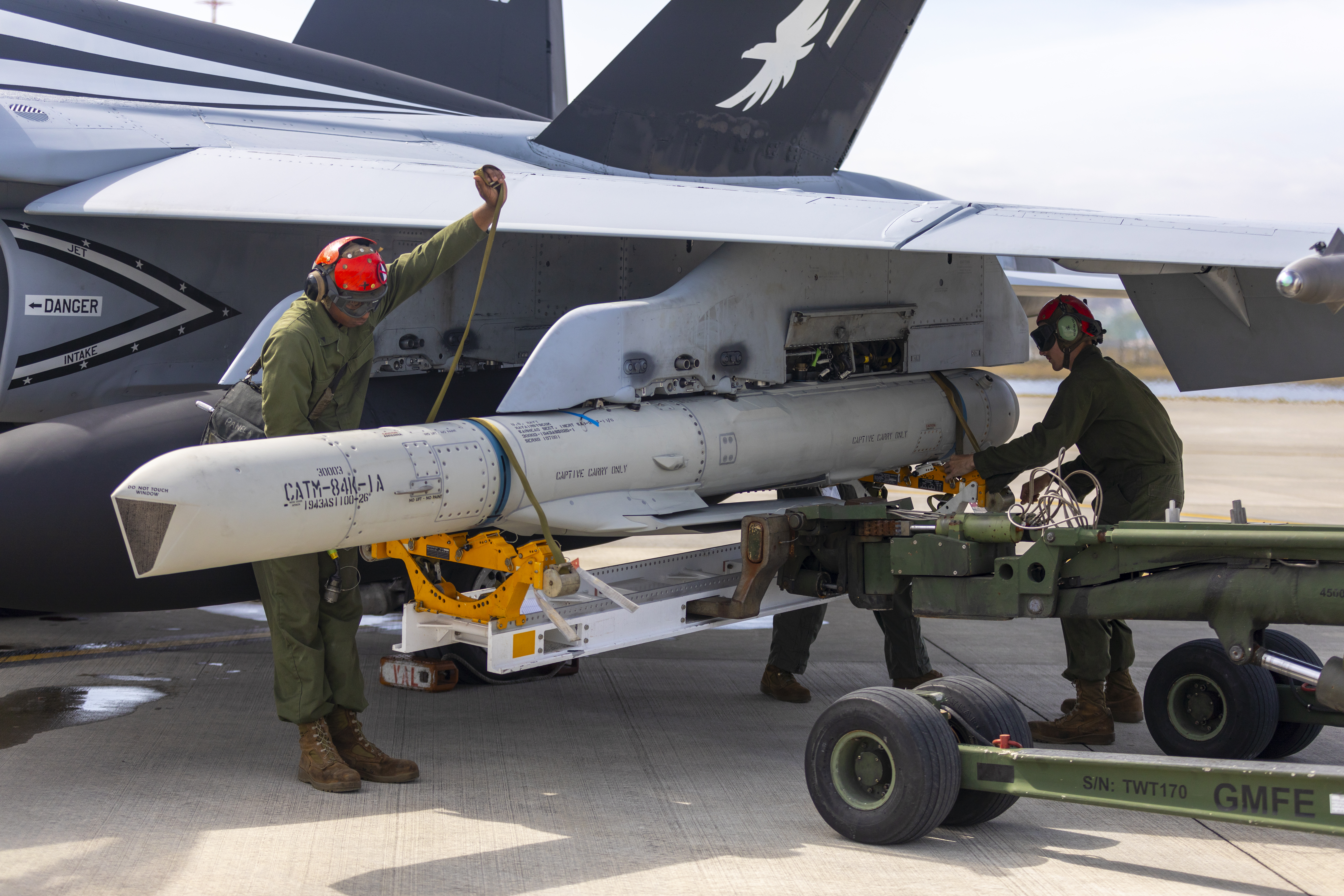 Des Marines américains de l'escadron de chasse et d'attaque VMFA-115 se préparent à retirer un missile ATM-84K SLAM-ER d'un avion F/A-18D Hornet lors d'un exercice de validation de chargement à chaud sur la base aérienne du Corps des Marines d'Iwakuni, au Japon, le 24 mars 2023. Les Marines du VMFA-115 ont réalisé le tout premier chargement à chaud d'un missile AGM-84D Harpoon lors de cet exercice. Cette validation permet désormais le chargement de différents types de munitions en vol, ce qui accroît les capacités et la fréquence des sorties des avions tactiques dans la région Indo-Pacifique. (Photo du Corps des Marines des États-Unis par le caporal Tyler Harmon)