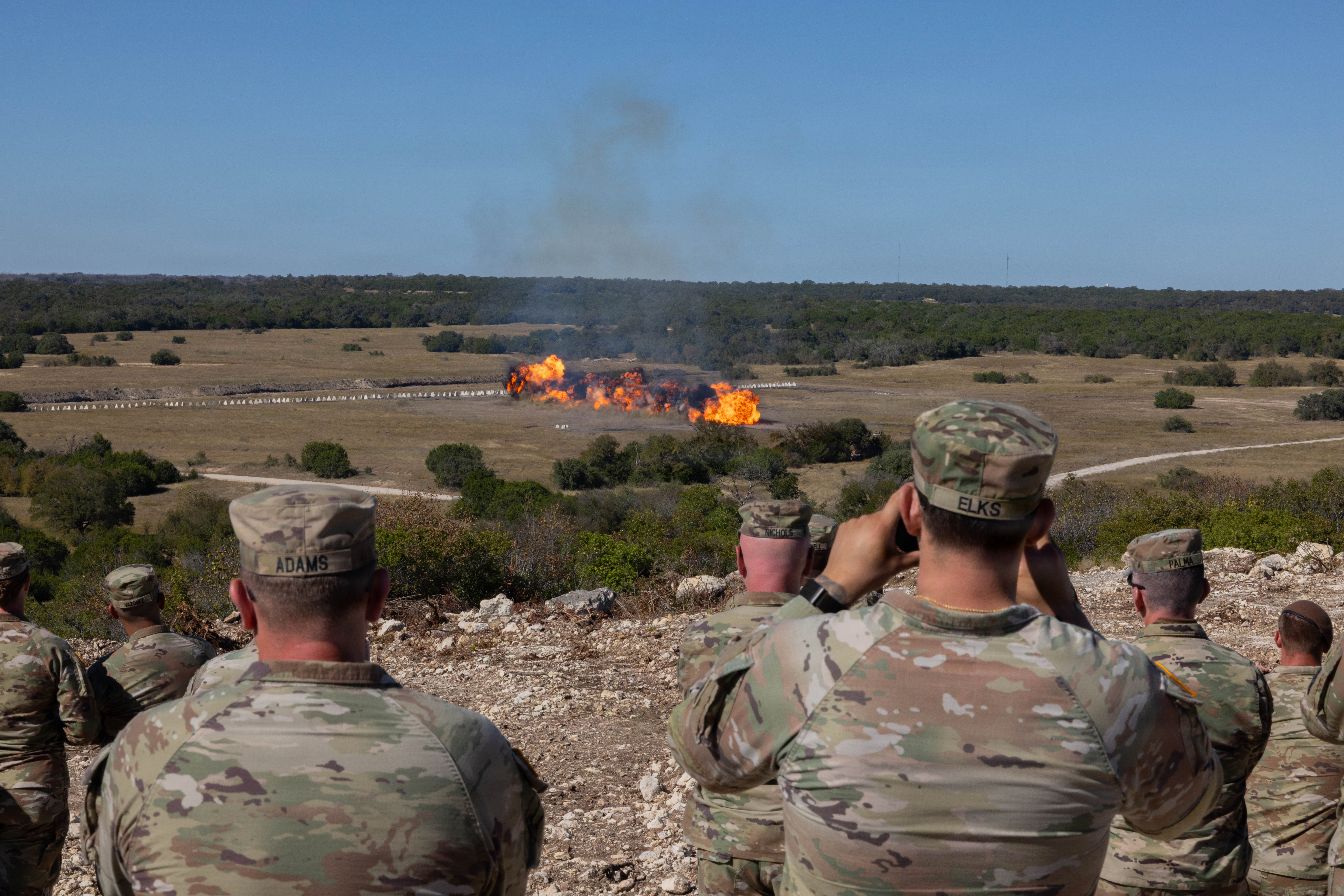 Des soldats de l'armée américaine observent une démonstration de tir réel d'opérations d'effraction à l'aide d'une plateforme autonome de la DARPA (Defense Advanced Research Projects Agency) à Fort Hood, le 30 octobre 2025. Le programme « Machine Assisted Rugged Soldier » (Soldat robuste assisté par machine), piloté par la 36e brigade du génie et le IIIe corps blindé, permet aux soldats d'utiliser une technologie autonome pour mener à bien des opérations d'effraction, réduisant ainsi les risques encourus. (Photo de l'armée américaine par le sergent Gabriel Villalobos)