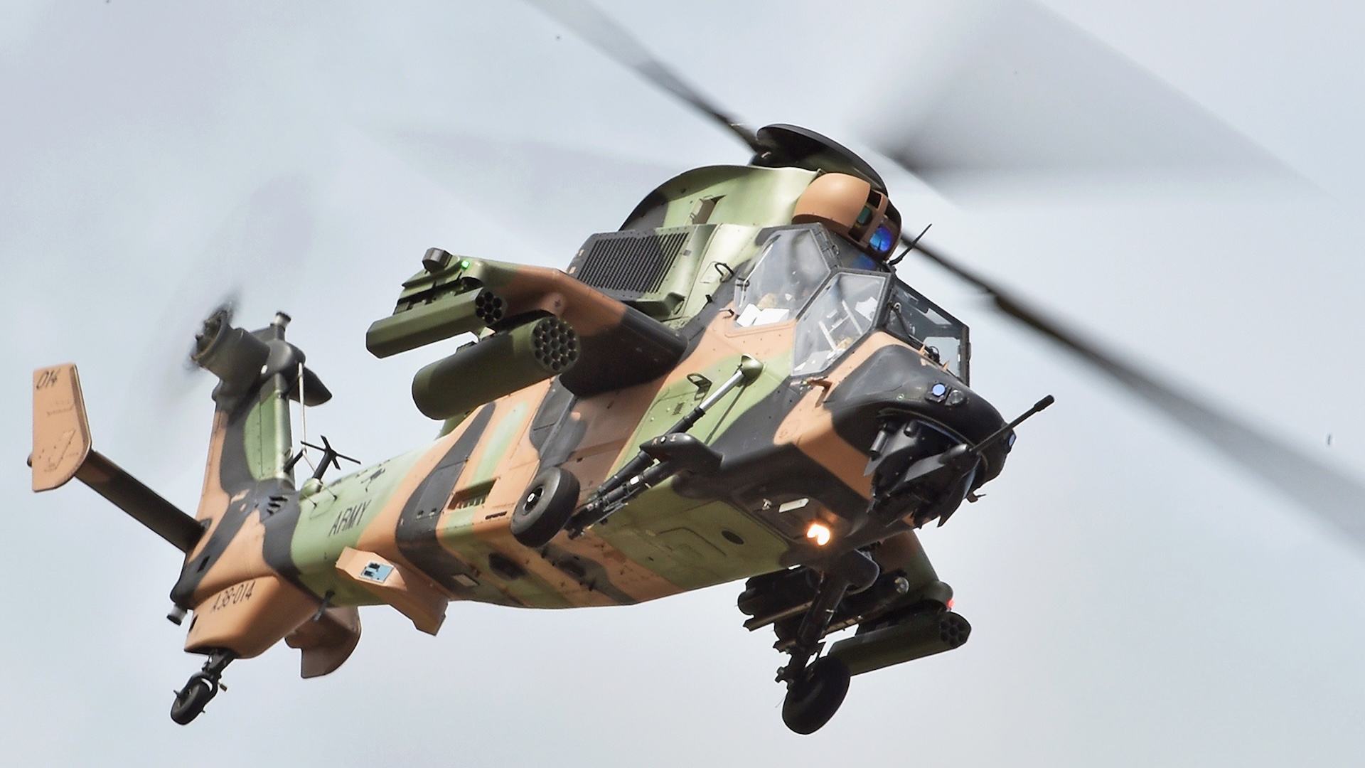 Un helicóptero Tigre del Ejército Real Australiano realiza una actuación durante el Salón Aeronáutico Internacional de Australia en el aeródromo de Avalon, cerca de Lara, al suroeste de Melbourne, el 24 de febrero de 2015. Se esperaba que unos 180.000 asistentes atravesaran las puertas durante el evento.