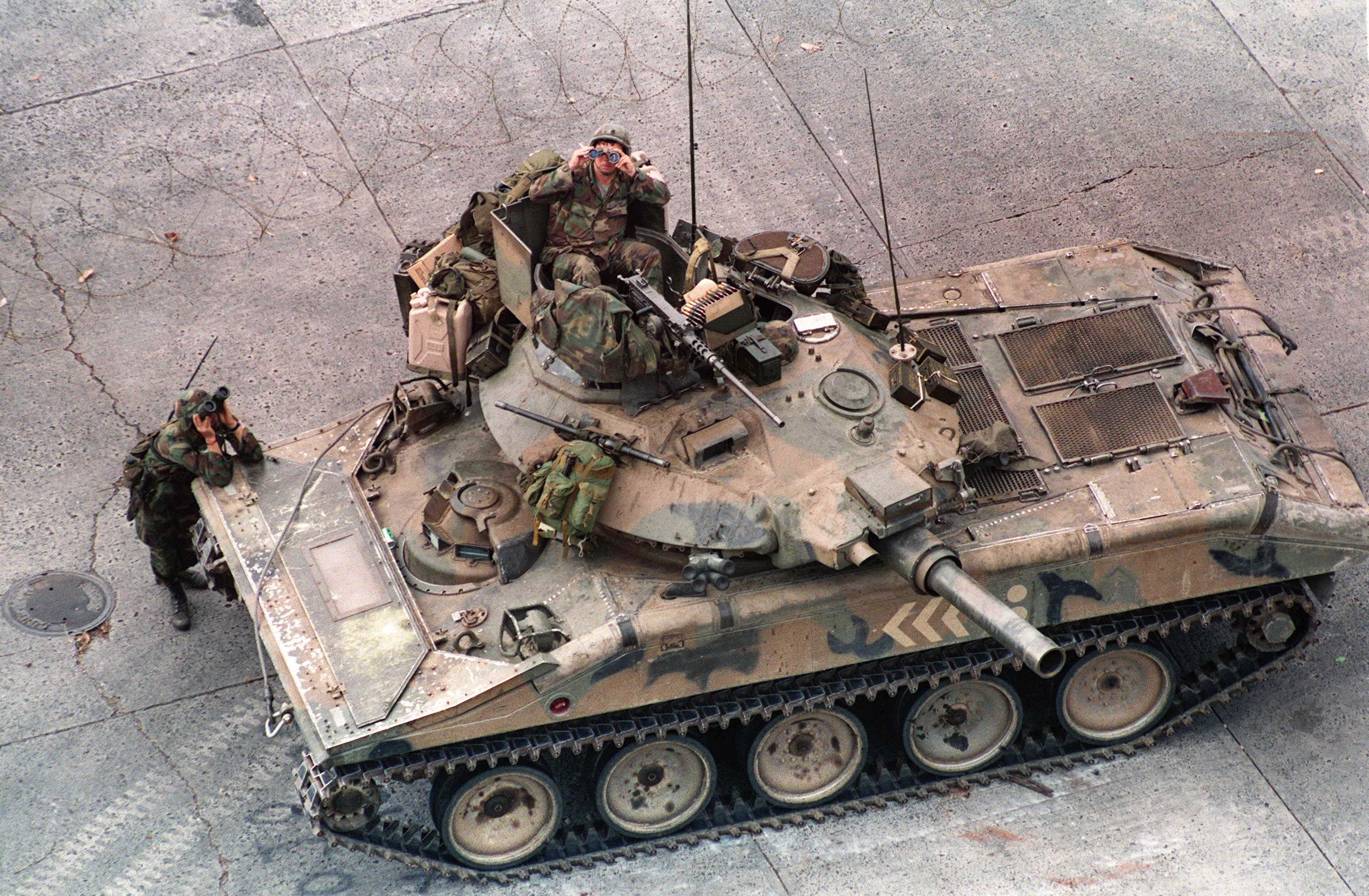 US troops survey the buildings surrounding the Vatican embassy in Panama City during Operation Just Cause, on December 28, 1989 as forces remain deployed to keep Manuel Noriega inside the facility. Noriega remains under asylum at the Vatican embassy as the US negociate his fate. On December 20, 1989, The US army invaded the country to remove Panama's General Manuel Antonio Noriega from power and bring him to the US for trial on drug charges. (Photo credit should read BOB PEARSON/AFP via Getty Images)