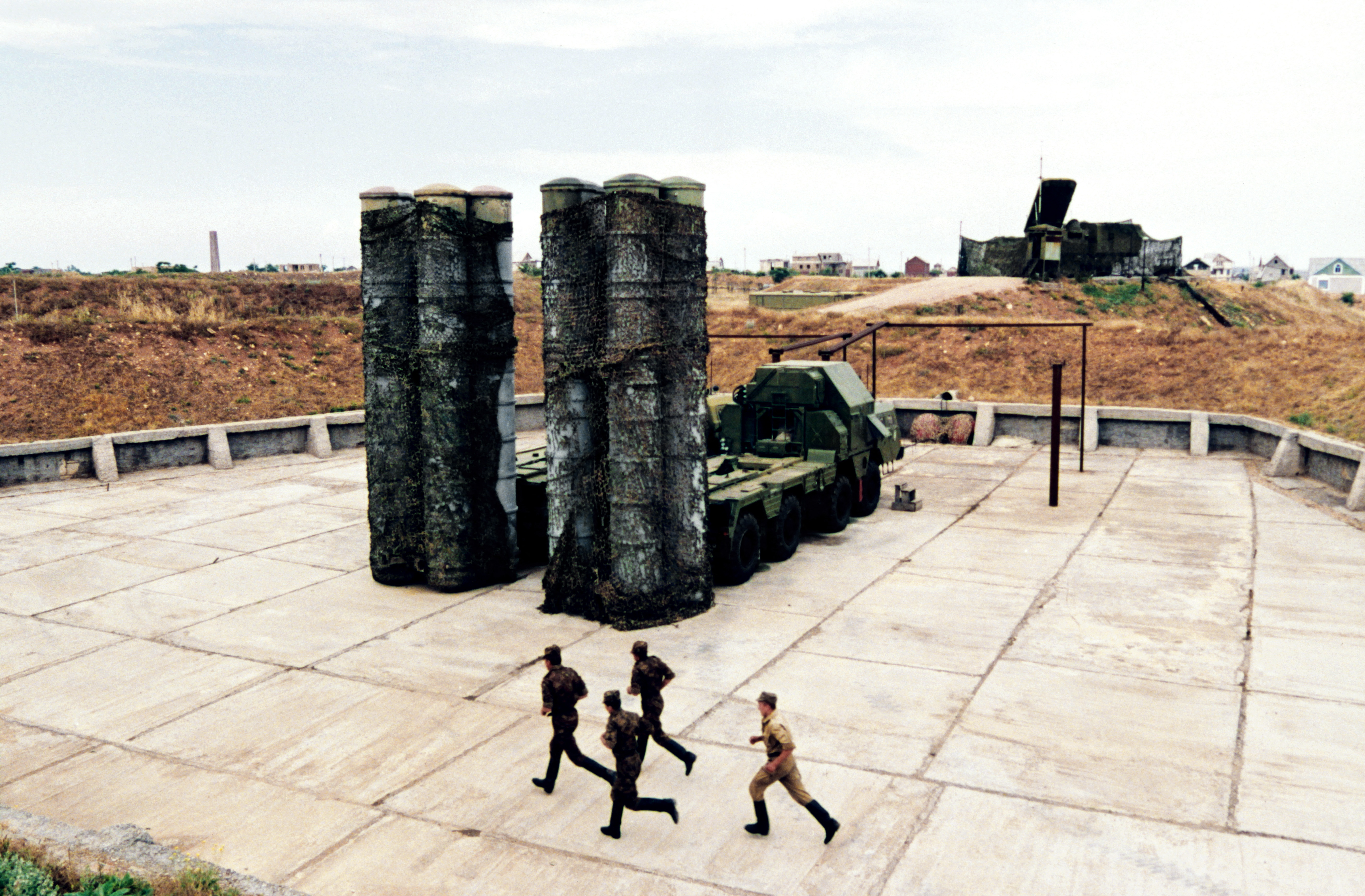 Ukrainian soldiers rush to the Soviet-made S-300 anti-missile station during their training near the large navy base on Black sea, Crimea on July 2, 1995, in Sevastopol. (Photo by VALERY SOLOVJEV / AFP) (Photo by VALERY SOLOVJEV/AFP via Getty Images)
