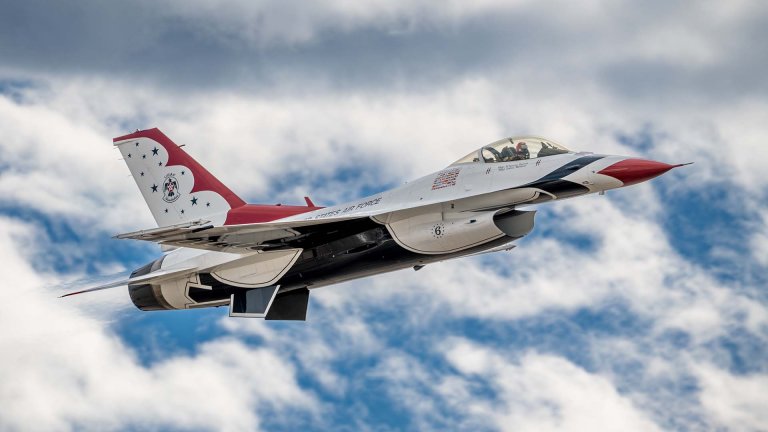 A Thunderbirds F-16C FIghting Falcon crashed in California, the pilot survived.