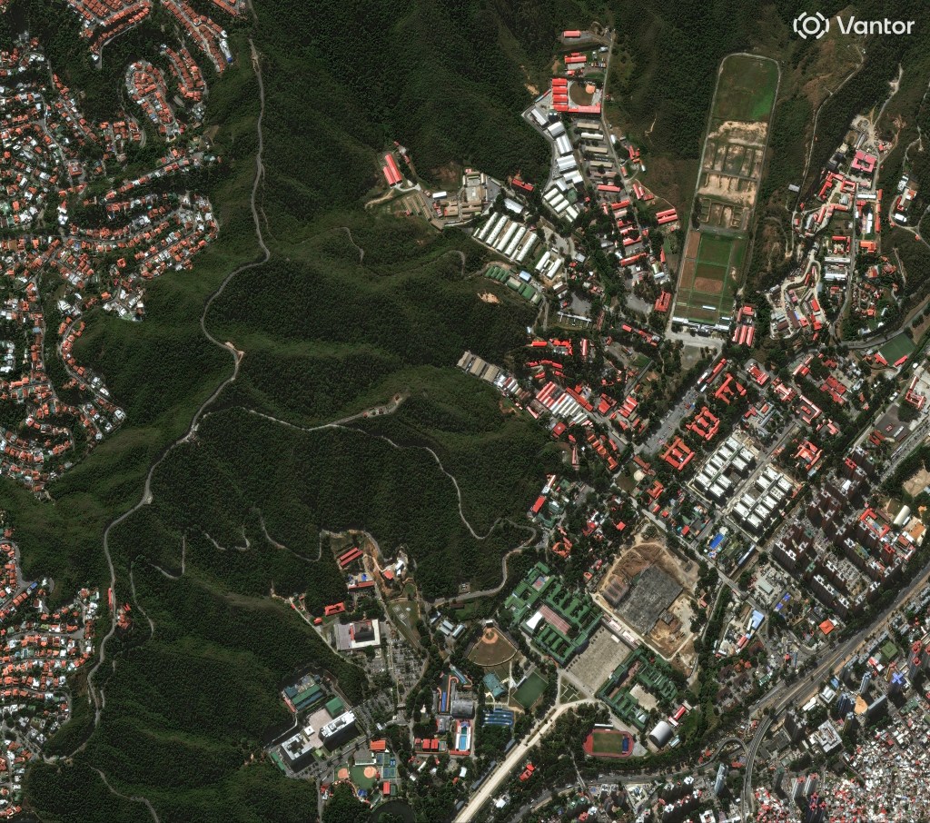 01_before-strikes_overview-of-fuerte-tiuna_caracas_22dec2025_wvl.jpg