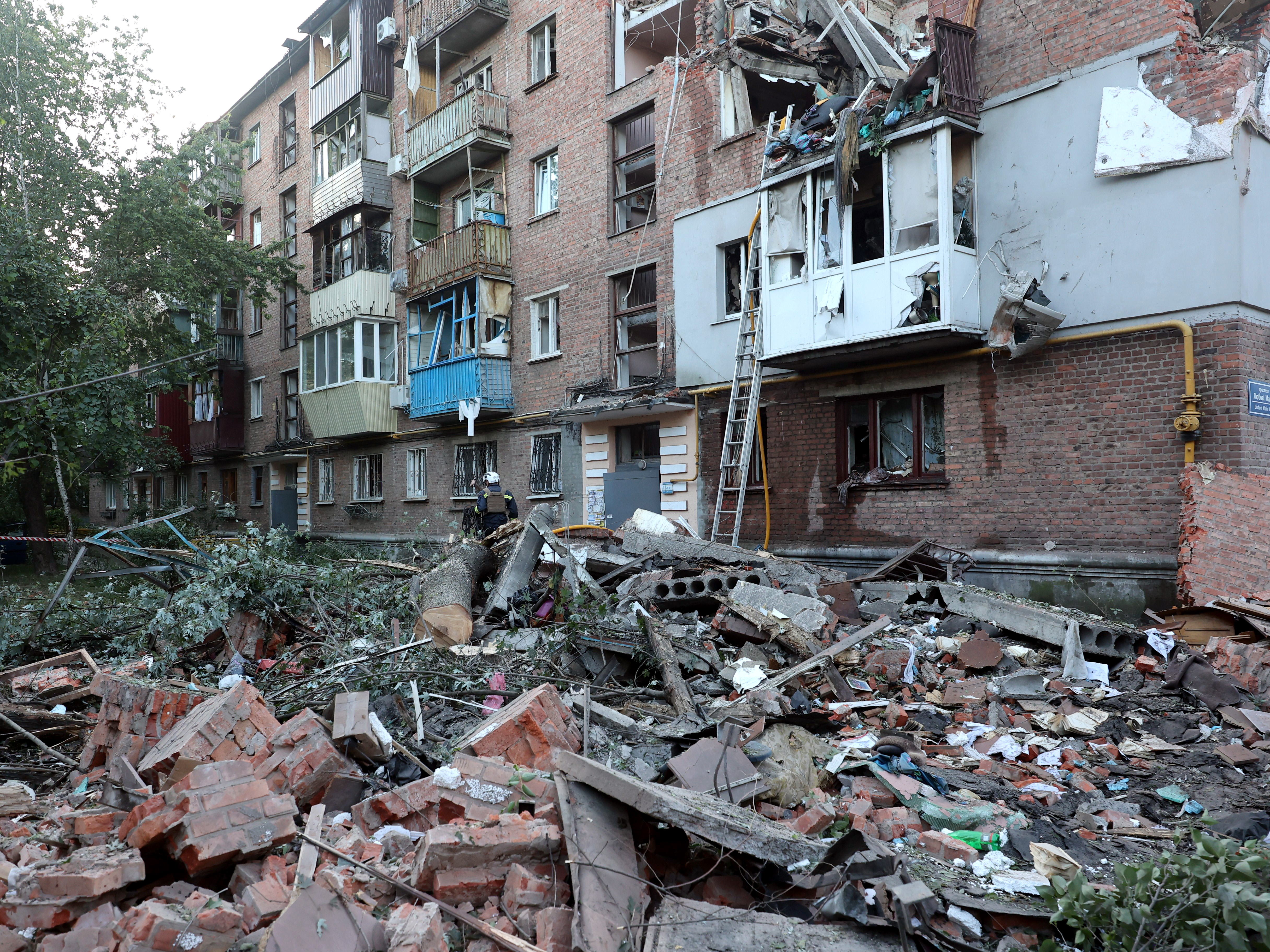 A block of flats is being damaged by the overnight Russian missile attack in the Novobavarskyi district of Kharkiv, northeastern Ukraine, on May 31, 2024. Five people are being killed and 25 injured after Russian forces launch five S-300 and S-400 anti-aircraft guided missiles from Russia's Belgorod region at Kharkiv on the night of May 31. NO USE RUSSIA. NO USE BELARUS. (Photo by Ukrinform/NurPhoto via Getty Images)