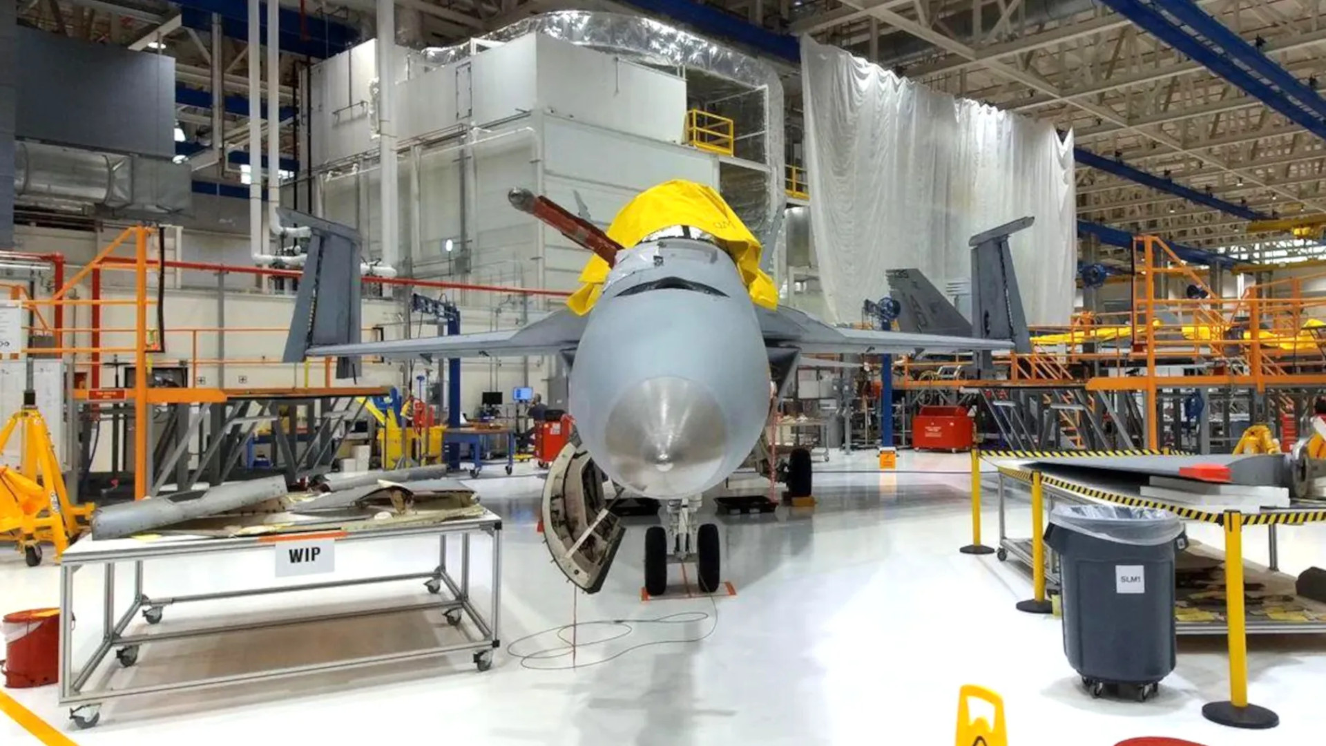 La línea de producción del F/A-18E/F Super Hornet de Boeing está un paso más cerca de su finalización con la finalización del último lote de secciones de fuselaje y colas verticales para esos aviones por parte de Northrop Grumman.