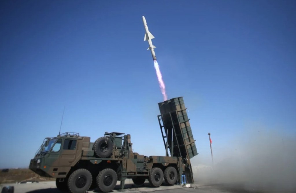 Tir d'un missile de croisière antinavire de type 12 depuis un lanceur terrestre. Forces d'autodéfense terrestres japonaises