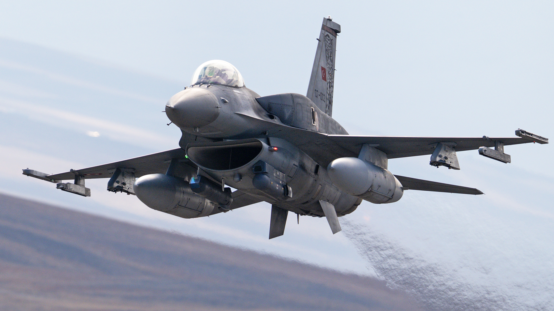 F-16s arrive in Mogadishu.