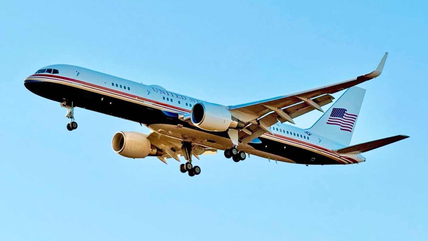 C 32a ‘air Force Two Jet Emerges Wearing Trumps New Air Force One 