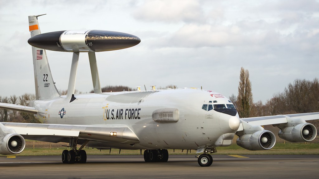 یکی از هواپیماهای E-3 AWACS که اخیراً از پایگاه هوایی RAF Mildenhall در بریتانیا عبور کرده است.