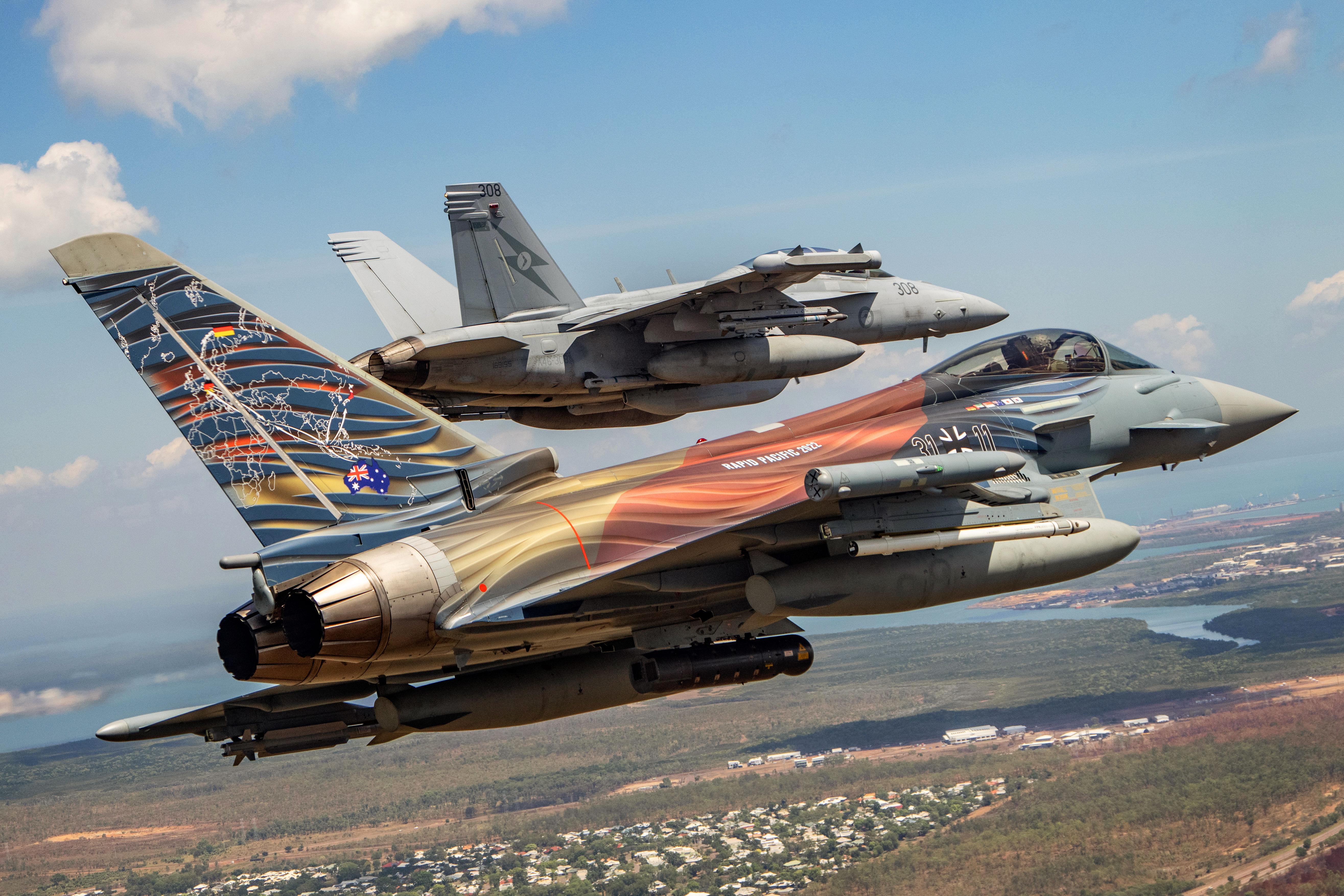 Ein Kampfjet vom Typ F-18 von der Royal Australian Air Force und der Eurofighter "Air Ambassador" vom Taktischen Luftwaffengeschwader 74 fliegen gemeinsam während der Übung Pitch Black 2022 über die Royal Australian Air Force Base in Darwin/Australien im Rahmen von Rapid Pacific 2022, am 05.09.2022. ©Bundeswehr/Christian Timmig