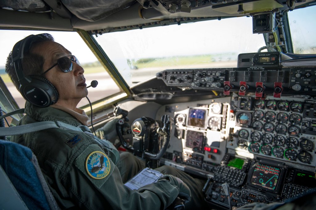 سرهنگ Troy Pananon در کنار KC-135