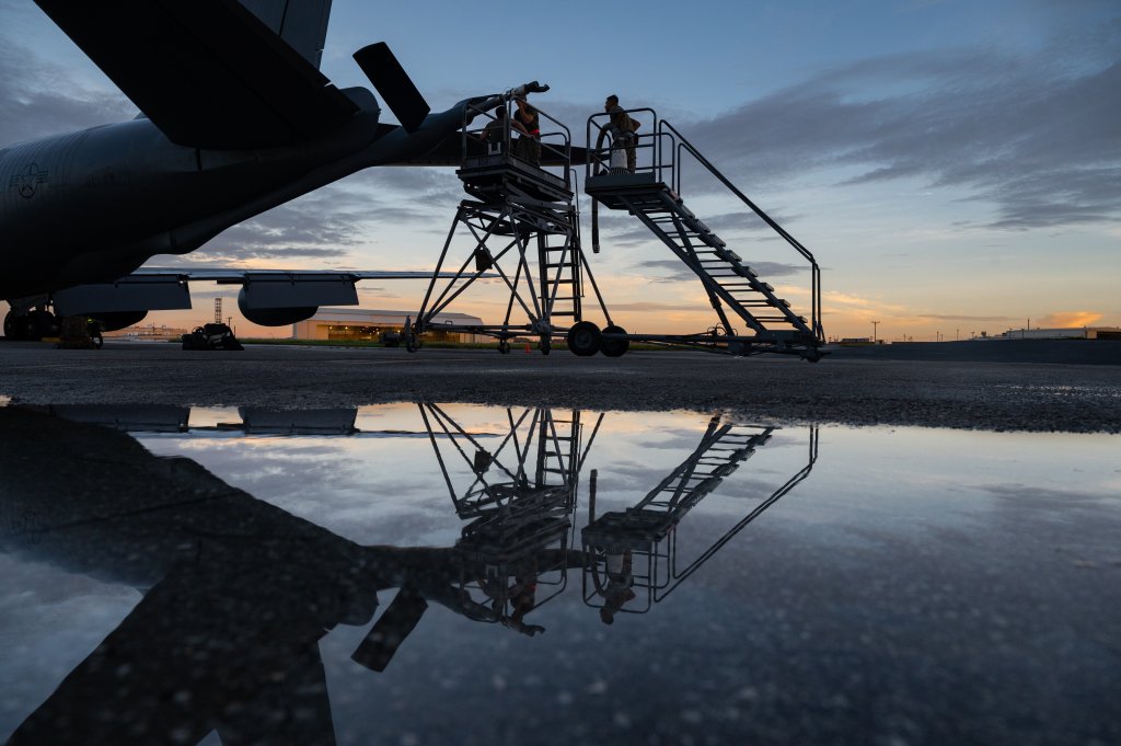 آماده‌سازی KC-135 در Kadena