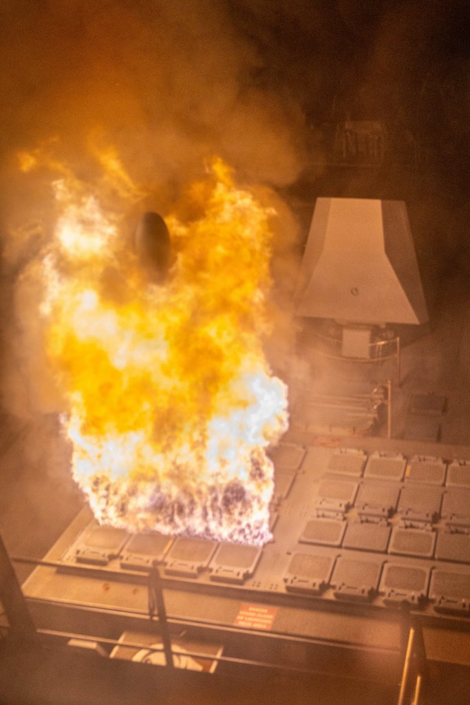 شلیک تاماهاوک از ناوشکن USS Bainbridge