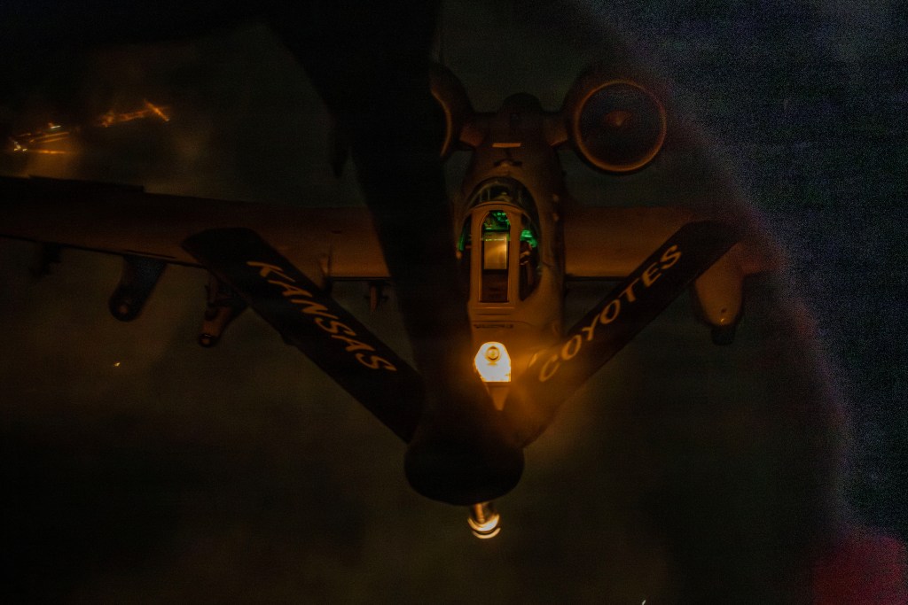 یک هواپیمای ای-۱۰ تاندربولد ۲ نیروی هوایی آمریکا در حال آماده شدن برای سوخت‌گیری از یک هواپیمای کی‌سی-۱۳۵ استراتوتانکر بر فراز منطقه مسئولیت فرماندهی مرکزی ایالات متحده در جریان عملیات «خشم حماسی»، ۹ مارس ۲۰۲۶.