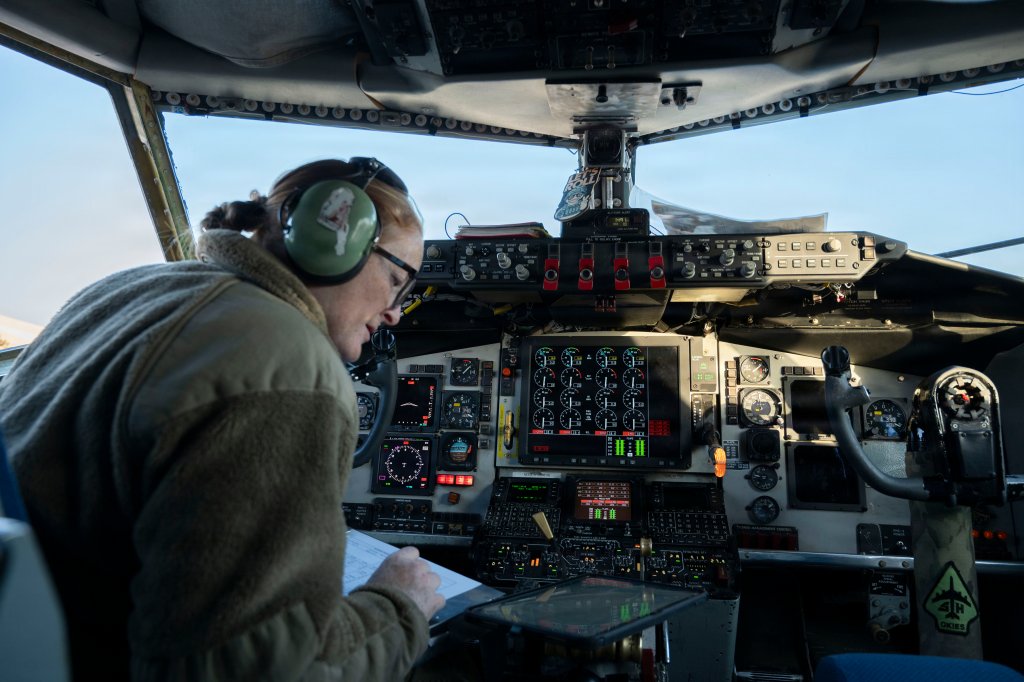 سوخت‌گیری و آماده‌سازی KC-135 در Tinker