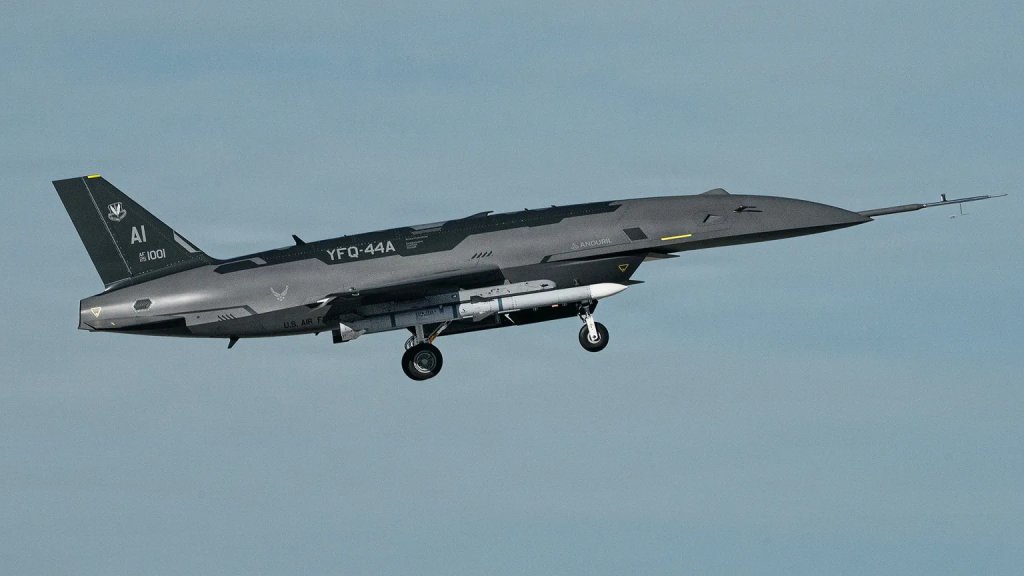 تصویر قبلی YFQ-44 با یک موشک AIM-120 AMRAAM بی‌اثر