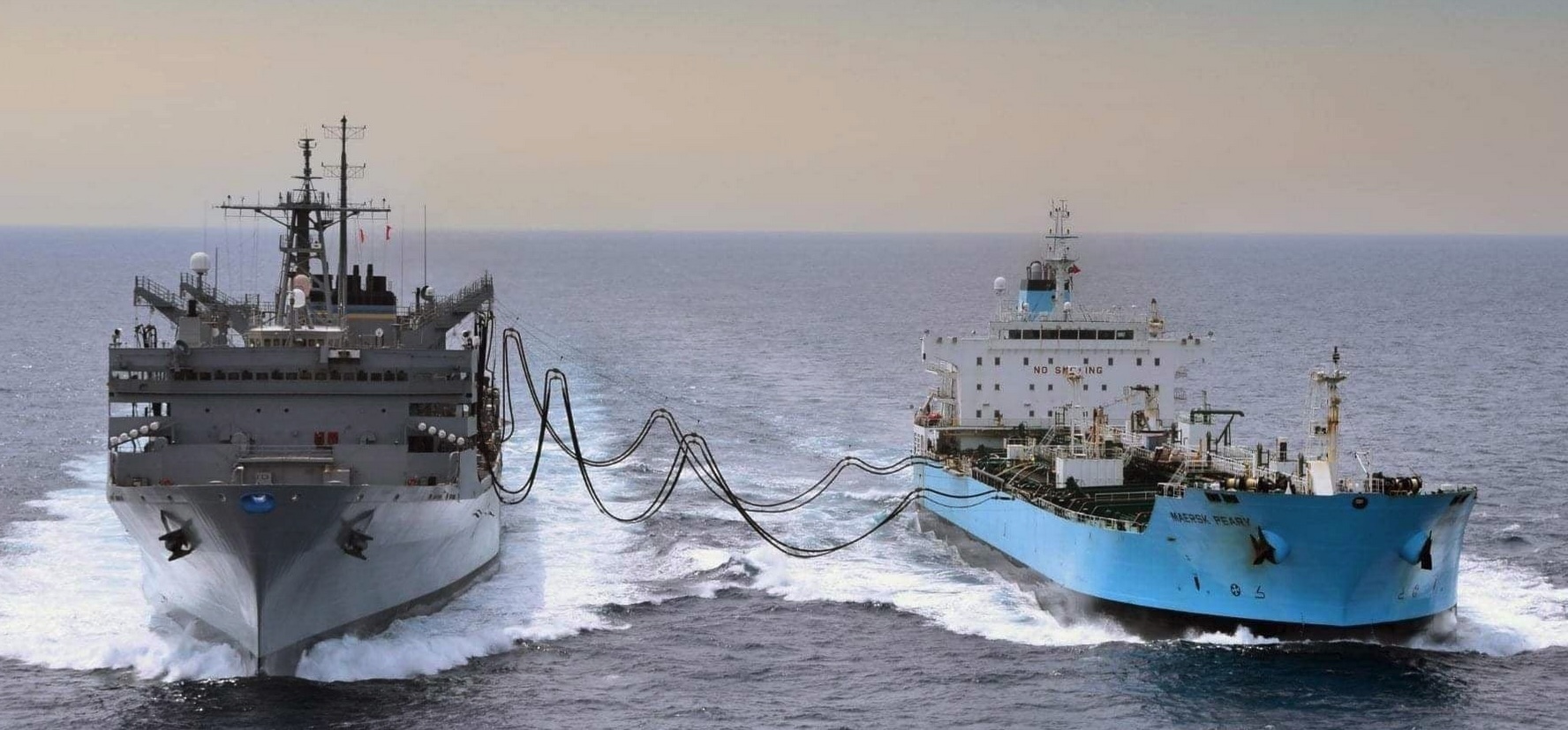 USNS Matthew Perry و Badlands Trader در حال اجرای یک عملیات دیگر CONSOL