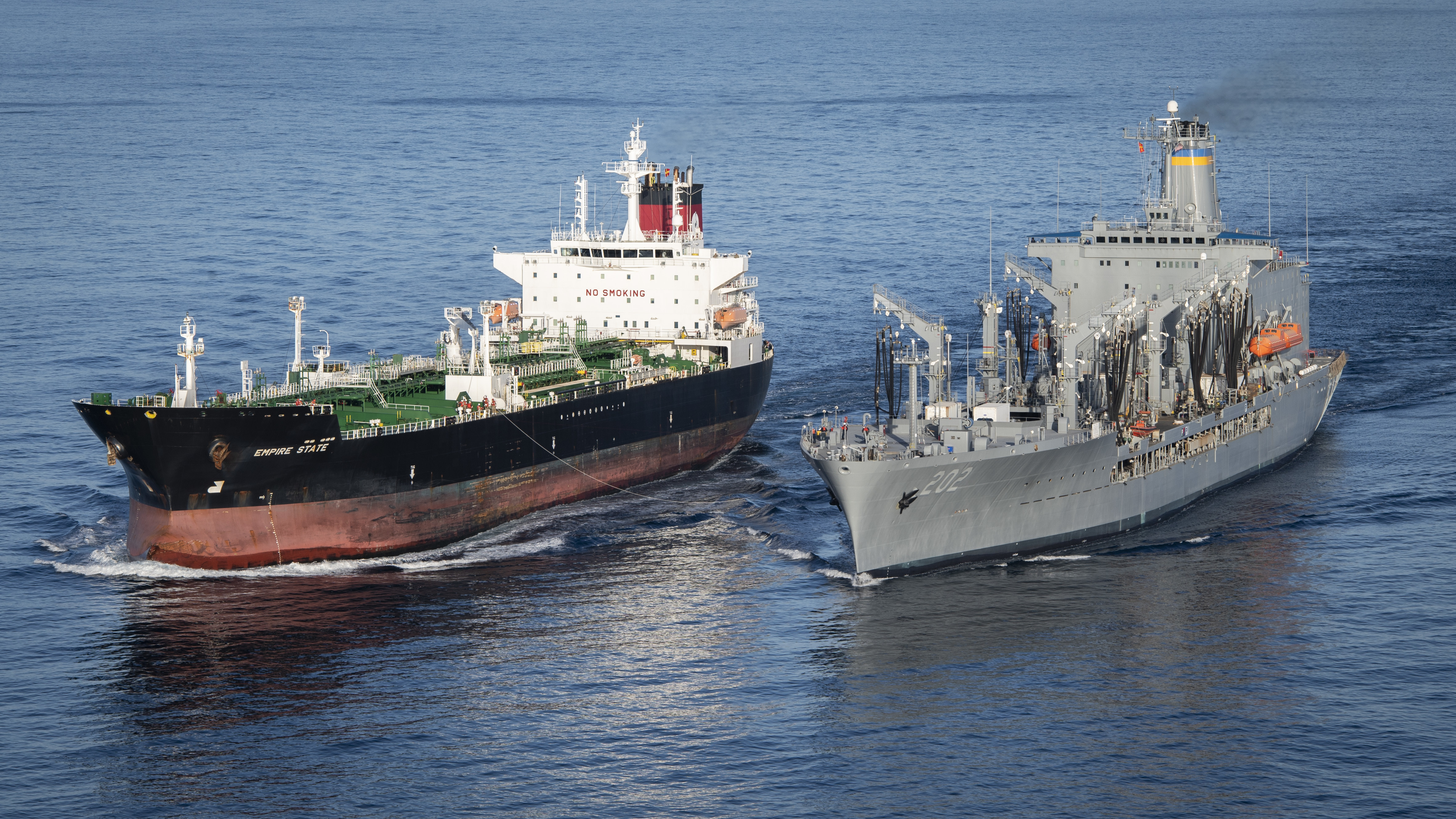 USNS Yukon در حال اجرای عملیات CONSOL با نفتکش تجاری Empire State