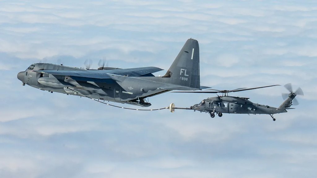 HC-130J در حال سوخت‌گیری هوایی یک HH-60W