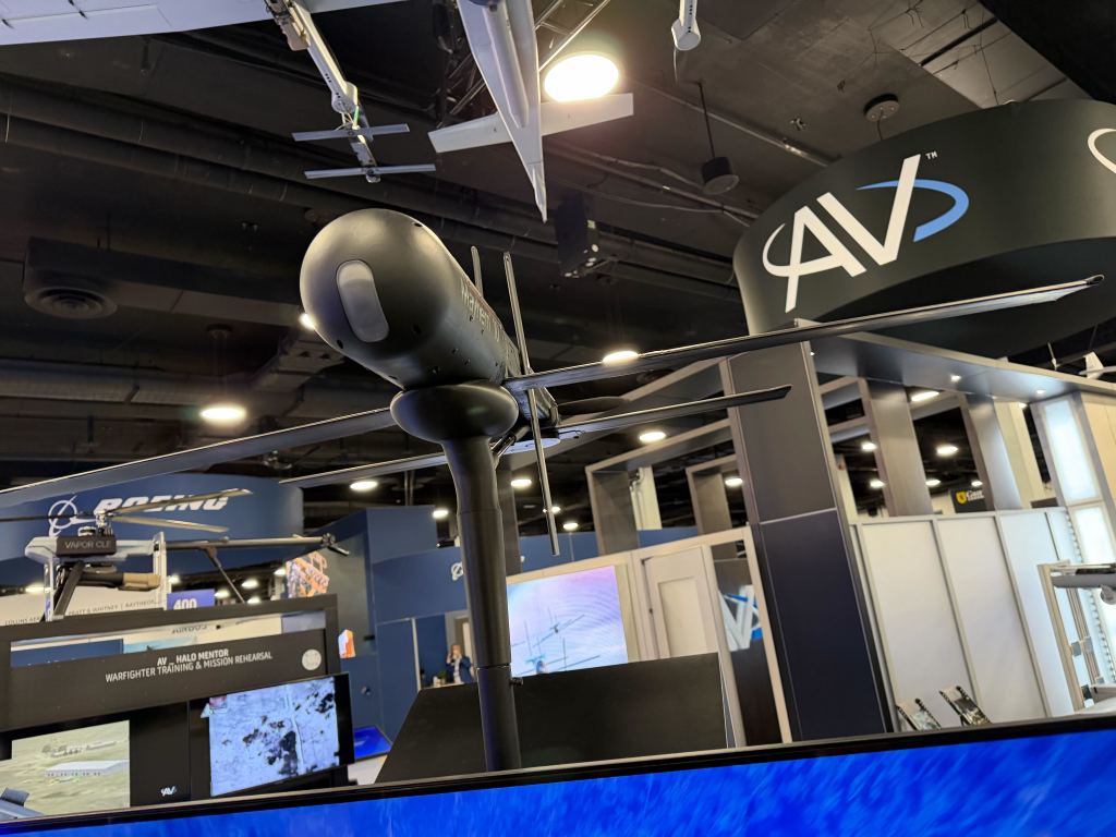 نمایی از روبه‌روی پهپاد Mayhem 10 در نشست هوانوردی ارتش آمریکا