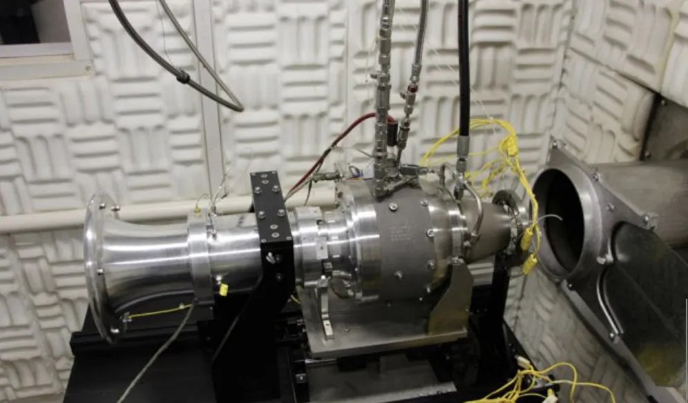 موتور TDI-J85 نصب‌شده روی سکوی آزمایش زمینی