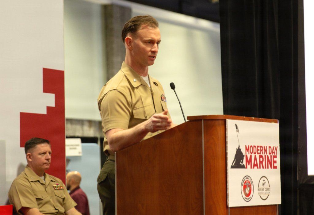 سرهنگ‌دوم رابرت بارکلی از تفنگداران دریایی آمریکا در نمایشگاه Modern Day Marine