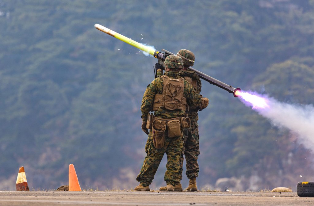تفنگدار دریایی آمریکا هنگام شلیک موشک استینگر از پرتابگر دوش‌پرتاب