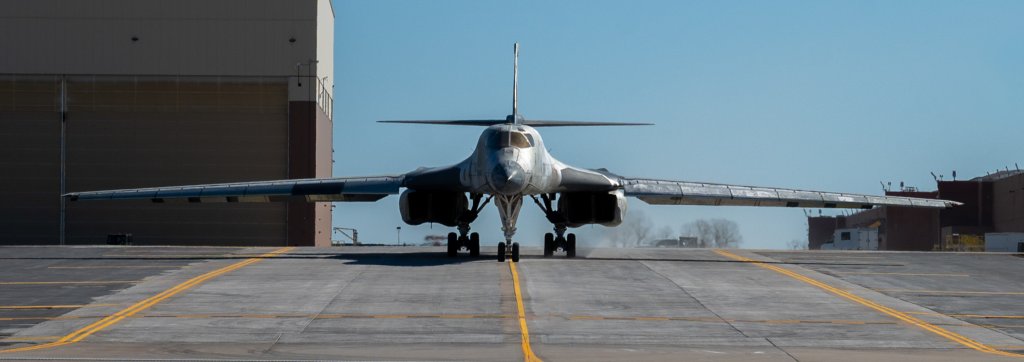 B-1B روی تاکسی‌وی پایگاه تینکر