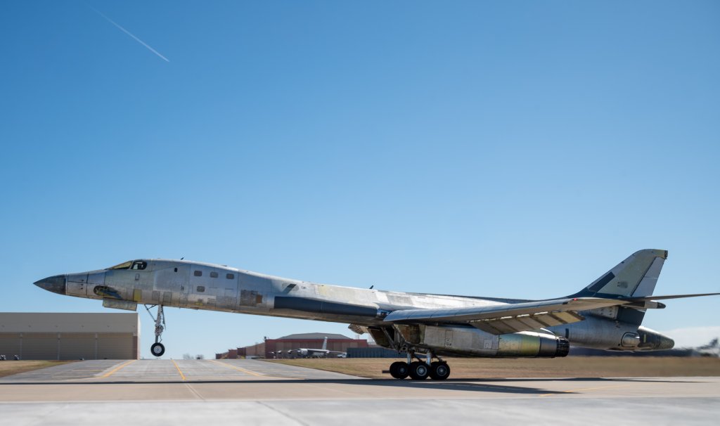 B-1B با بدنه فلزی بدون رنگ در حال برخاستن