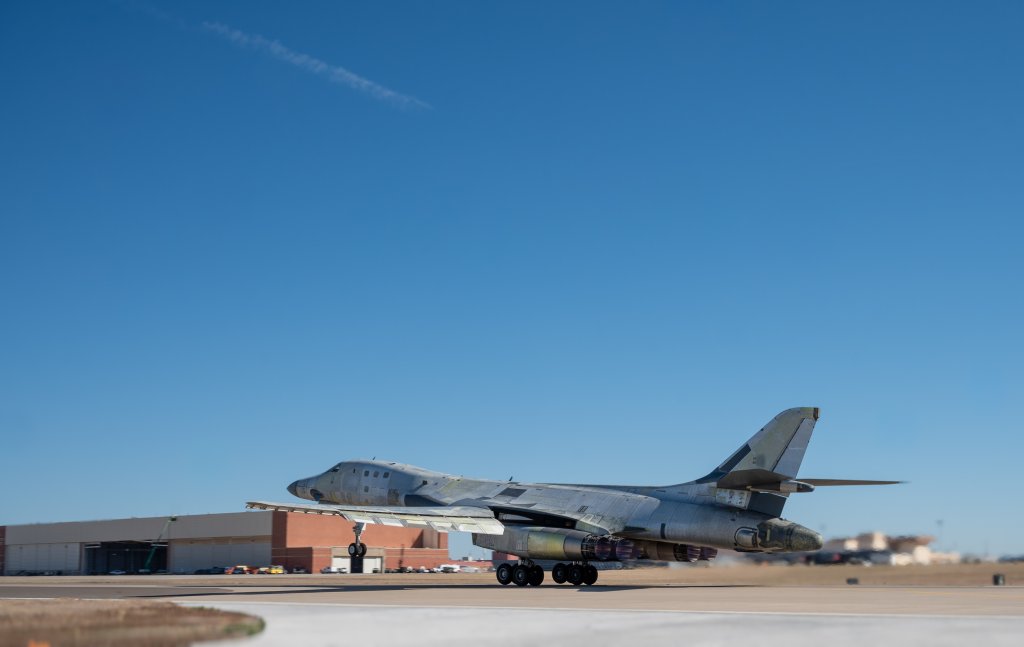 B-1B در حال برخاستن برای پرواز آزمایشی