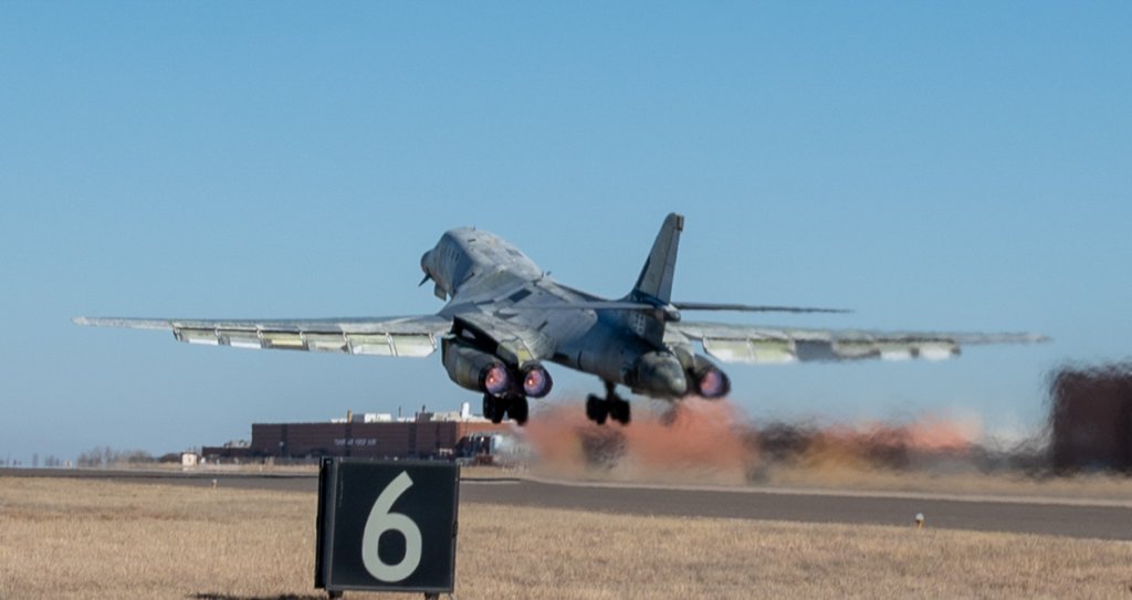 B-1B در پرواز کنترل عملکرد با بدنه فلزی بدون رنگ