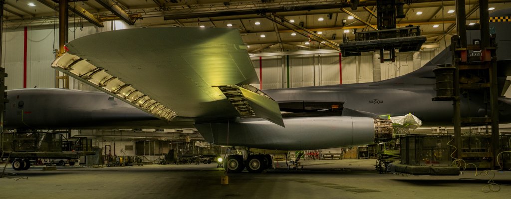 B-1B داخل سالن رنگ پایگاه تینکر