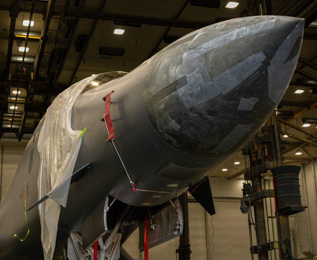 B-1B پس از رنگ‌آمیزی نهایی داخل سالن رنگ