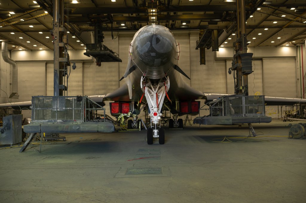 B-1B تازه‌رنگ‌شده داخل سالن تعمیرات دپویی