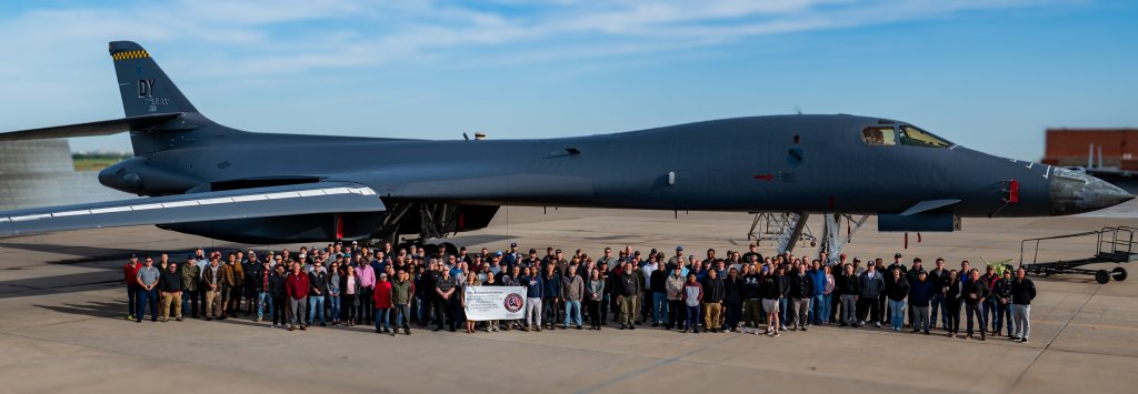 اعضای 567th Aircraft Maintenance Squadron کنار B-1B